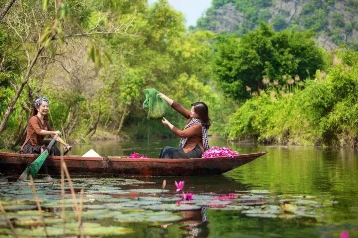 Thả dáng điệu đà trên thuyền hoa với trang phục áo bà ba và khăn rằn (Nguồn: FB Check in Ninh Bình)