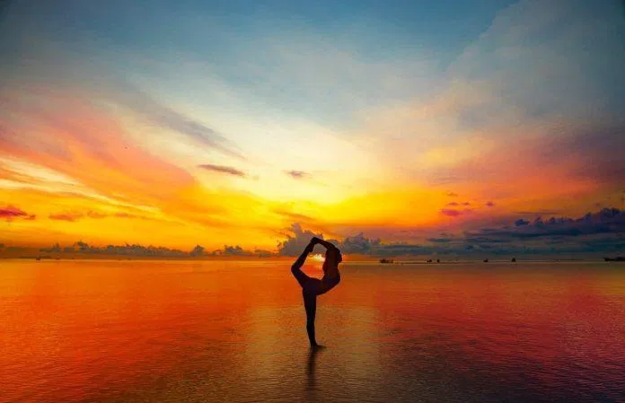 Ảnh hoàng hôn với yoga. (Ảnh: Internet)