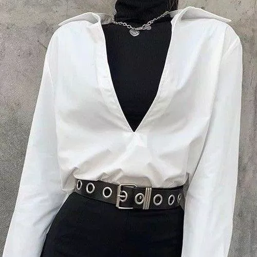 Áo cổ lọ phối cùng chiếc áo sơ mi trắng (nguồn: Internet)