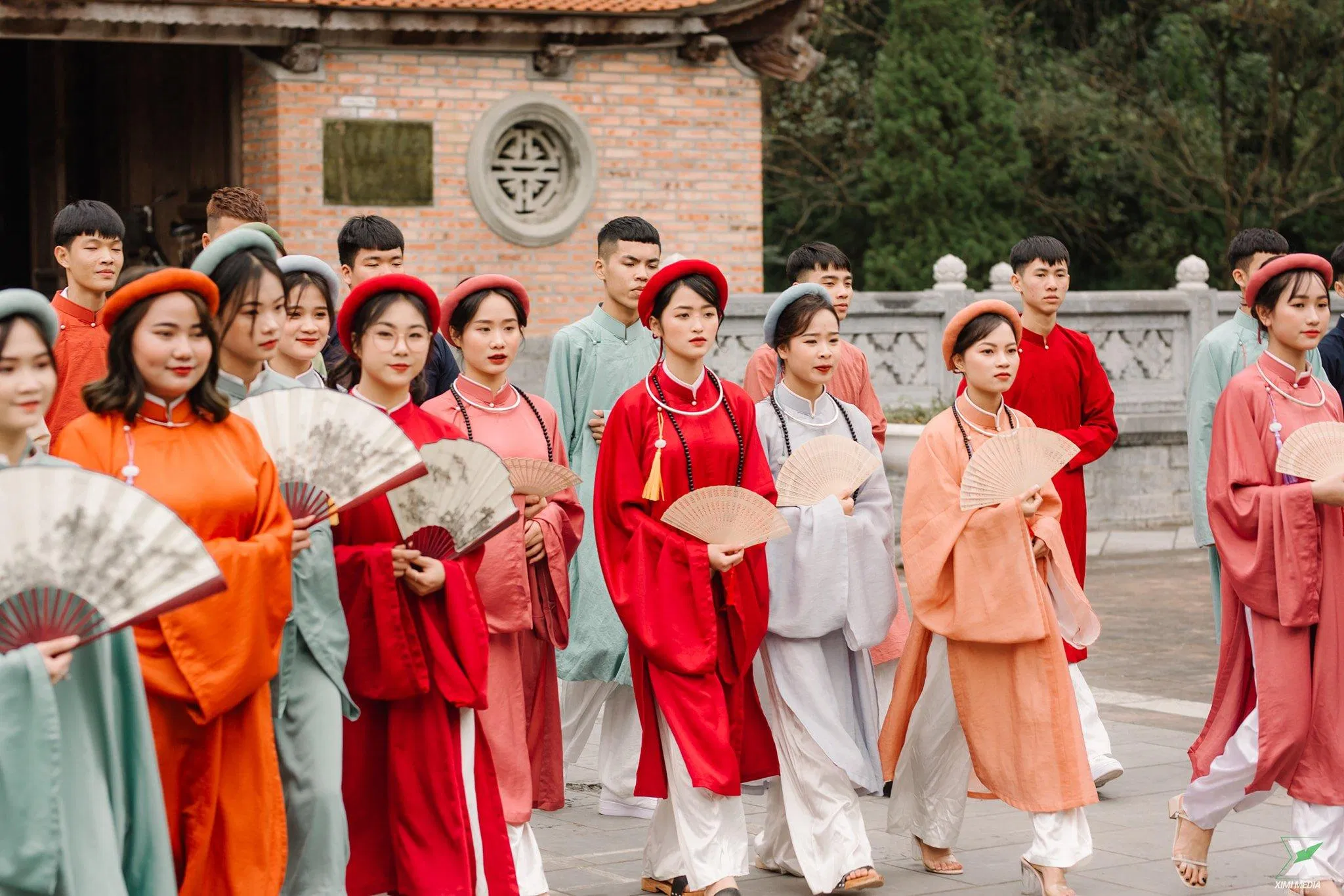 Áo dài cổ phục ngày càng được giới trẻ săn đoán và sử dụng rộng rãi (ảnh Internet)