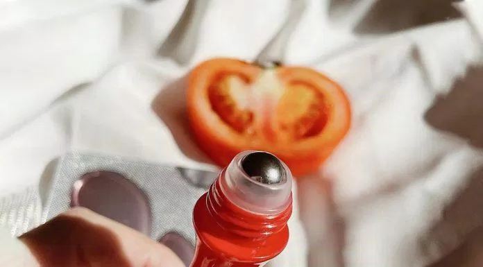 Cây lăn mắt Baby Bright Tomato & Gluta Bright Eye Roller Serum được chiết xuất từ cà chua thiên nhiên giàu dưỡng chất chống oxy hóa (Nguồn: internet)