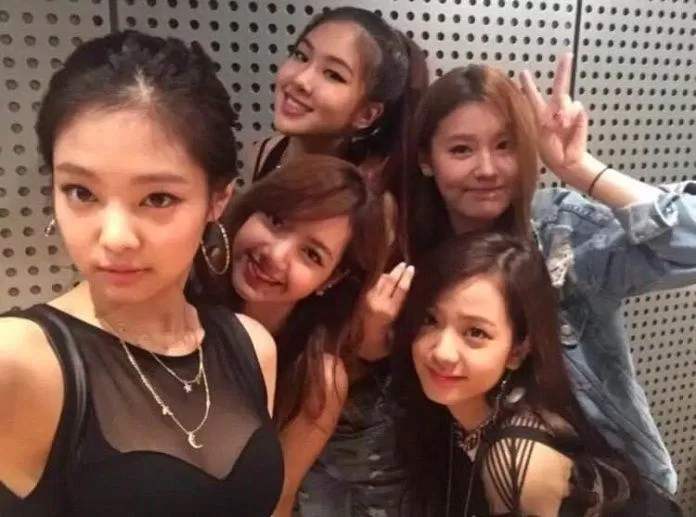 Black Pink cùng Miyeon (Ảnh: Internet)