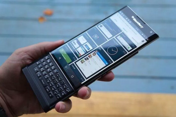 BlackBerry vẫn giữ bàn phím vật lý cổ điển (Ảnh: Internet).