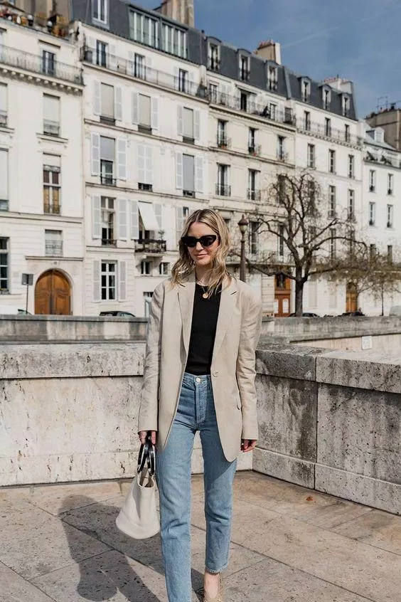 Outfit đơn giản cùng chiếc blazer luôn được ưa chuộng bởi các cô nàng Pháp