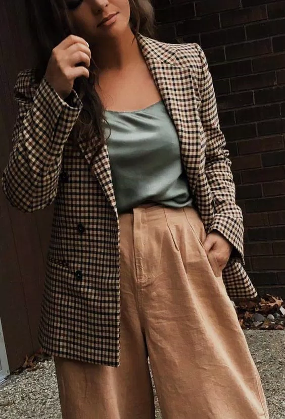 Outfit của quý cô Paris với sự kết hợp của blazer và áo lụa hai dây (Nguồn: Pinterest)