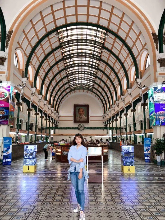 Bên trong bưu điện thành phố. (Ảnh: Kim Cúc) Bên trong bưu điện thành phố. (Ảnh: Kim Cúc)