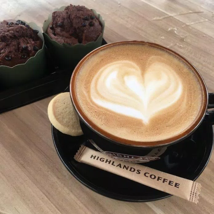 Cappuccino ở Highlands Coffee ( ảnh: BlogAnChoi )