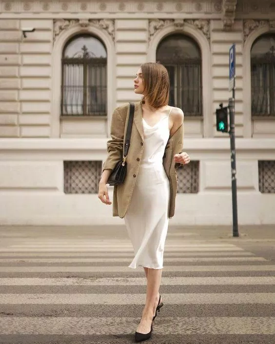 Cách diện slipdress vào mùa thu của các cô nàng Pháp (Nguồn: Pinterest)