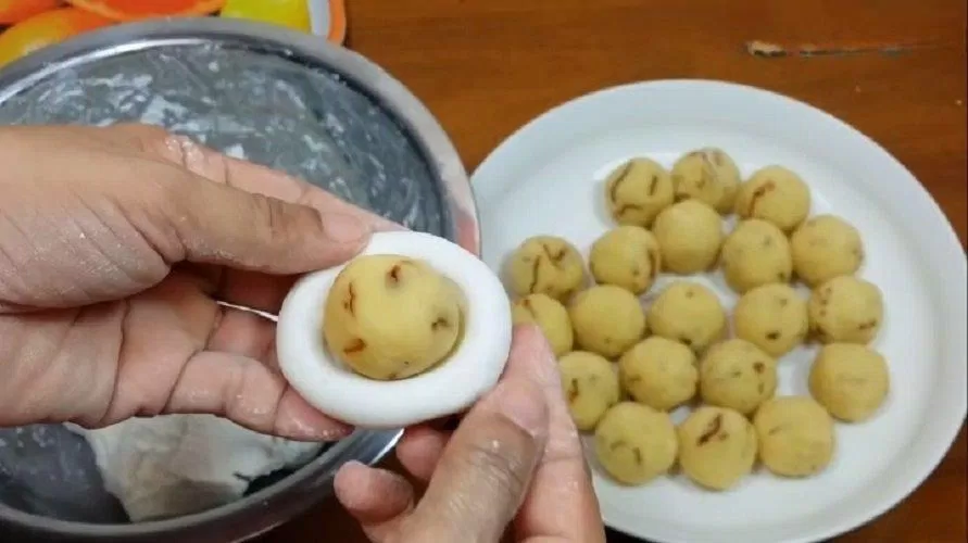 Nặn từng viên bánh trôi thật khéo để không bị lòi nhân ra ngoài (ảnh: internet) Nặn từng viên bánh trôi thật khéo để không bị lòi nhân ra ngoài (ảnh: internet)