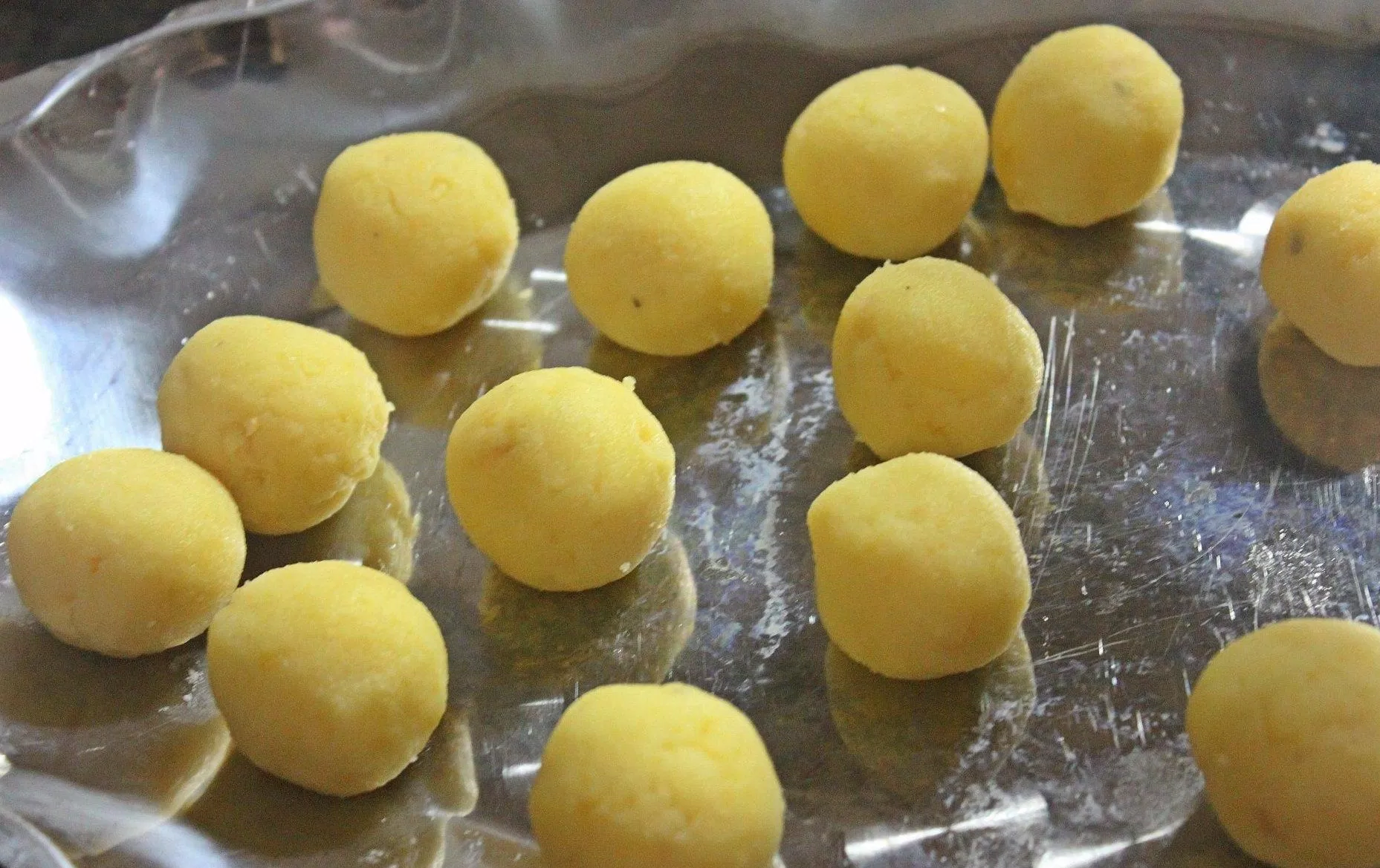 Nhân đậu xanh được vo tròn thành từng viên (ảnh: internet) Nhân đậu xanh được vo tròn thành từng viên (ảnh: internet)