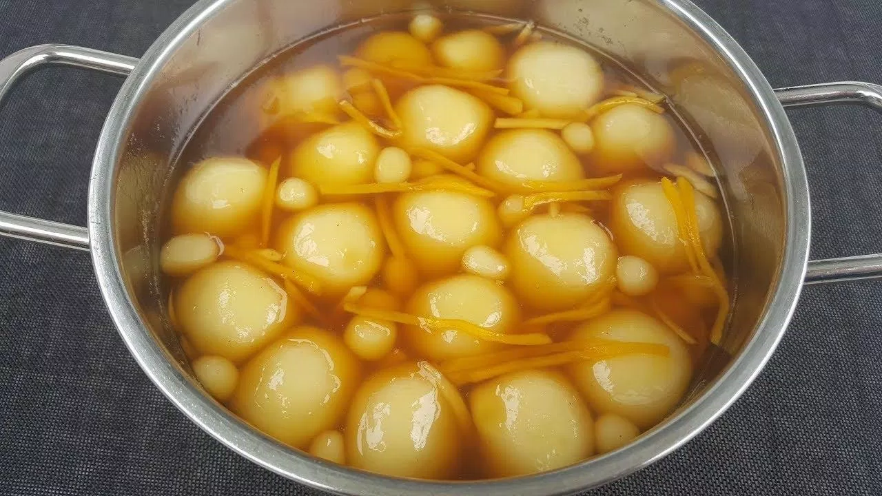 Cho bánh trôi đã luộc vào nồi nước đường rồi đun sôi lần nữa (ảnh: internet) Cho bánh trôi đã luộc vào nồi nước đường rồi đun sôi lần nữa (ảnh: internet)