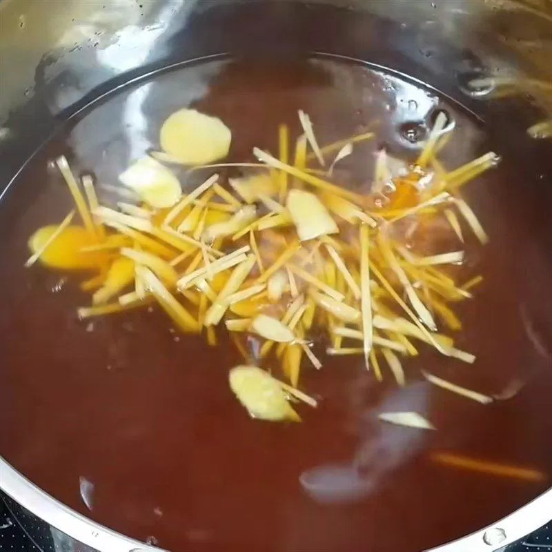 Nấu nước đường cùng gừng (ảnh: internet) Nấu nước đường cùng gừng (ảnh: internet)