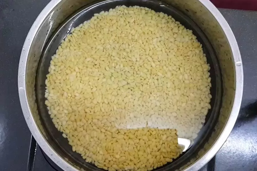 Đậu xanh rửa sạch rồi ngâm nước để đậu mềm hơn (ảnh: internet) Đậu xanh rửa sạch rồi ngâm nước để đậu mềm hơn (ảnh: internet)