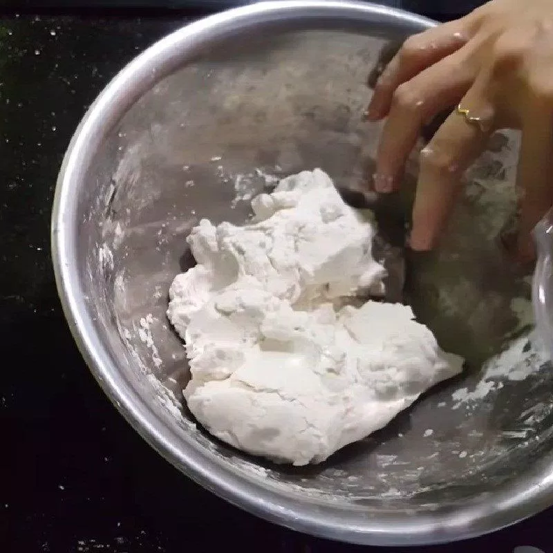 Nhào bột để làm chè trôi nước (ảnh: internet) Nhào bột để làm chè trôi nước (ảnh: internet)