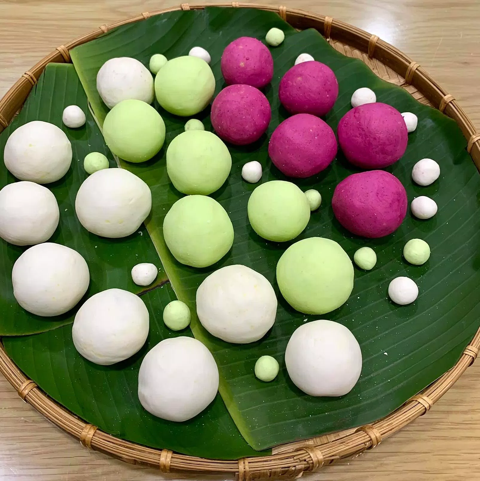 Tạo màu tự nhiên cho bánh trôi (ảnh: internet) Tạo màu tự nhiên cho bánh trôi (ảnh: internet)