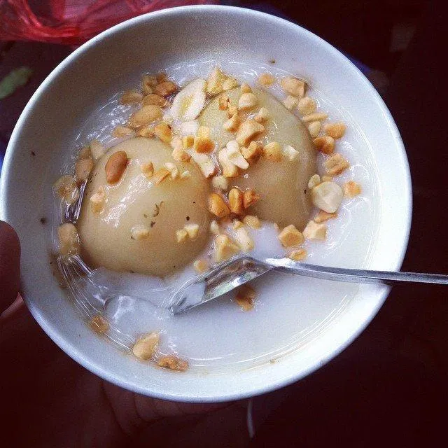 Chè trôi nước có thể ăn cùng nước dừa, lạc rang (ảnh: internet) Chè trôi nước có thể ăn cùng nước dừa, lạc rang (ảnh: internet)