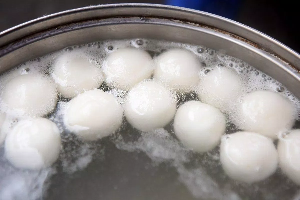 Luộc bánh trôi nước (ảnh: internet) Luộc bánh trôi nước (ảnh: internet)