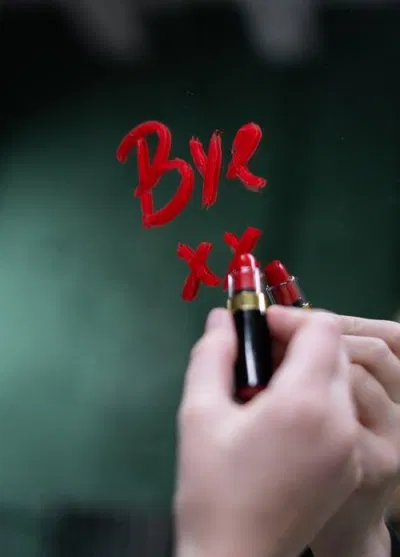 Đừng "bóc phốt" người yêu cũ trên mạng xã hội. (Ảnh: Internet)
