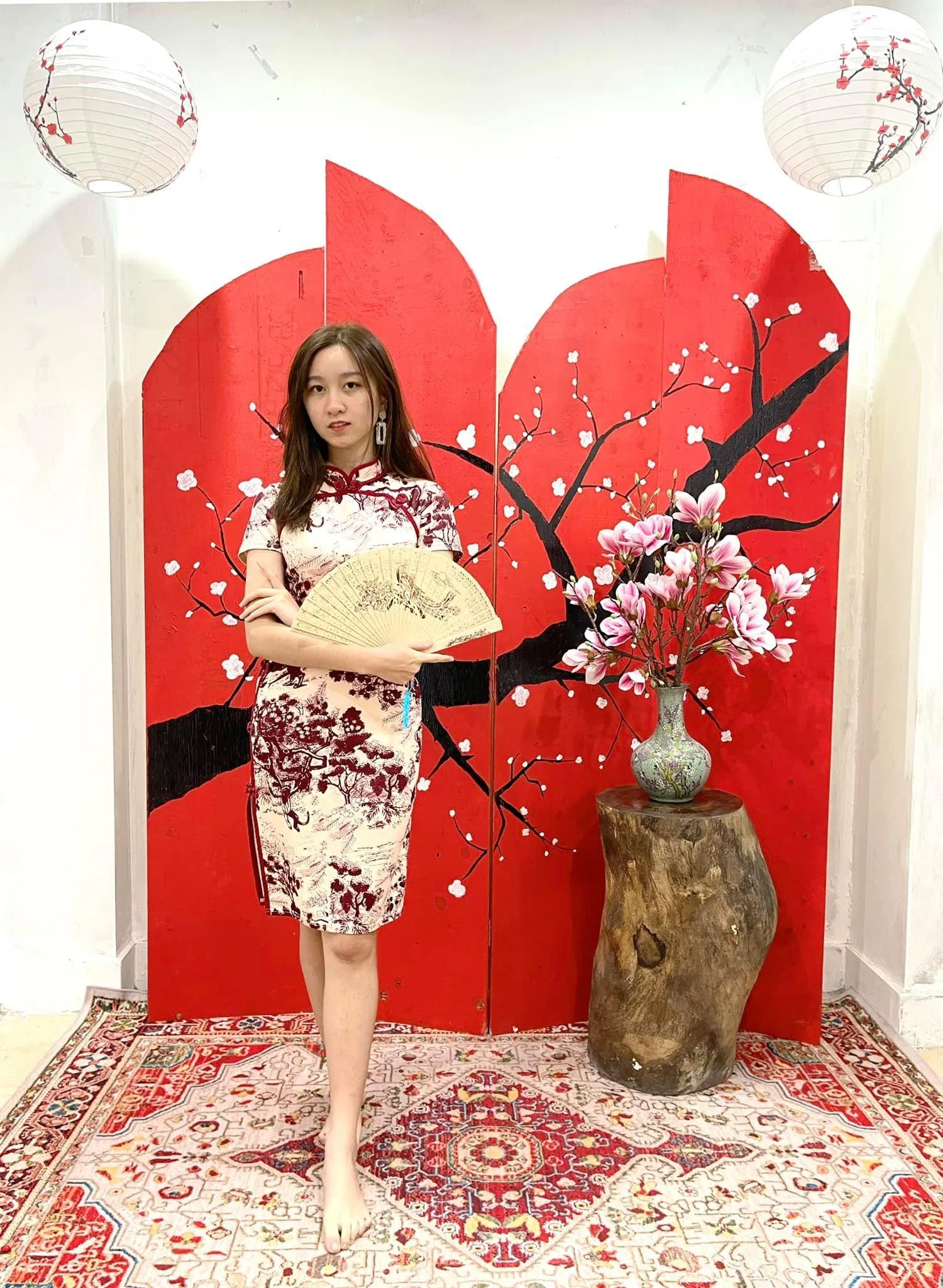 EM Rooftop Coffee decor theo tone đỏ, cam, vàng (ảnh: internet )