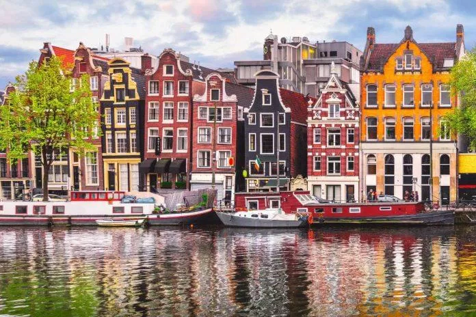 Các ngôi nhà ở Amsterdam (Ảnh: Internet) Các ngôi nhà ở Amsterdam (Ảnh: Internet)