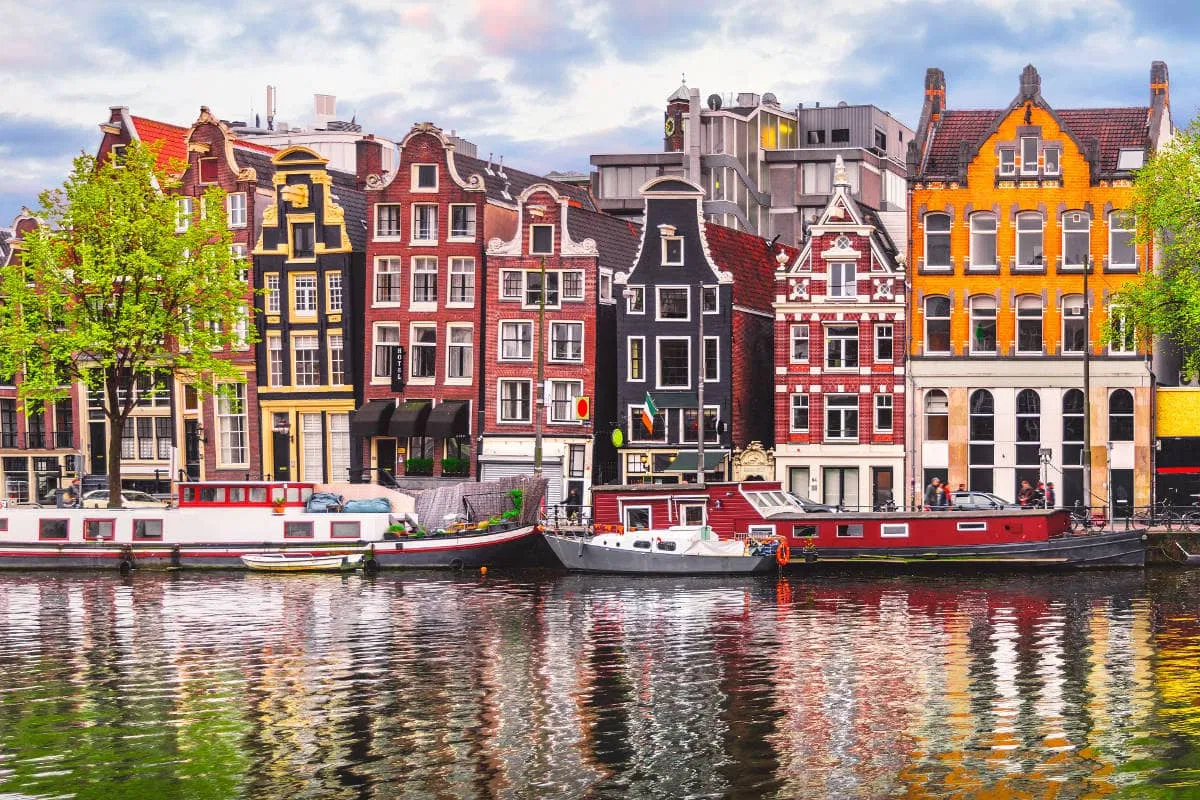 Các ngôi nhà ở Amsterdam (Ảnh: Internet) Các ngôi nhà ở Amsterdam (Ảnh: Internet)