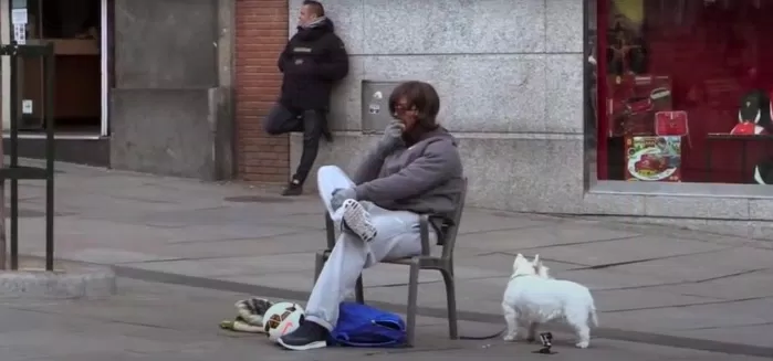 Ronaldo trong bộ dạng người vô gia cư (Ảnh: Internet)