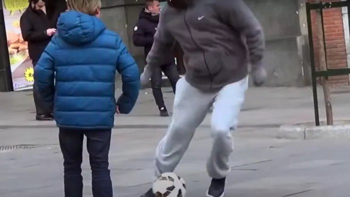 Cậu bé Nicolas và Ronaldo cùng chơi bóng trên đường phố Marid (Ảnh: Internet)