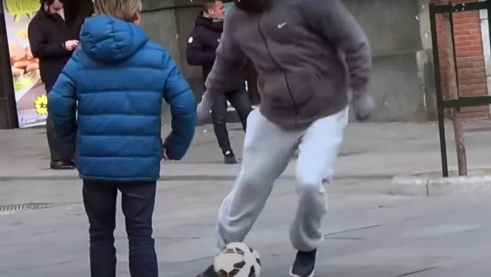 Cậu bé Nicolas và Ronaldo cùng chơi bóng trên đường phố Marid (Ảnh: Internet) Cậu bé Nicolas và Ronaldo cùng chơi bóng trên đường phố Marid (Ảnh: Internet)
