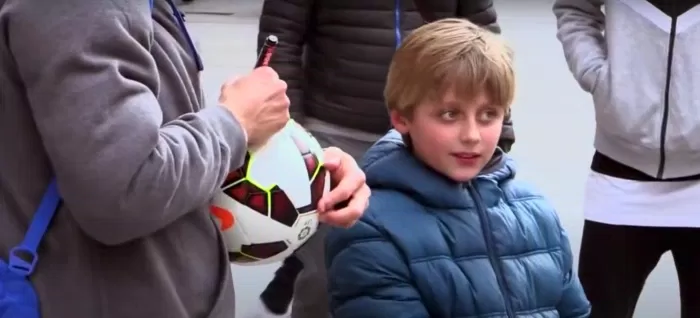 Ronaldo kí tặng quả bóng cho Nicolas (Ảnh: Internet)