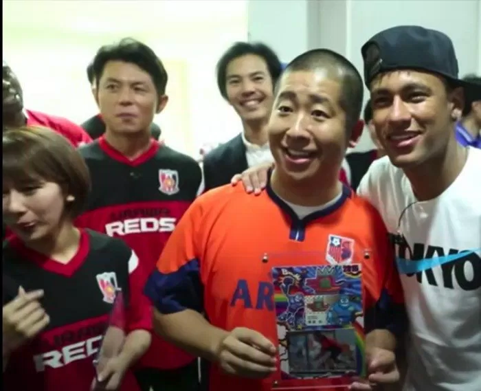 Neymar chụp ảnh với người hâm mộ Nhật Bản (Ảnh: Internet)