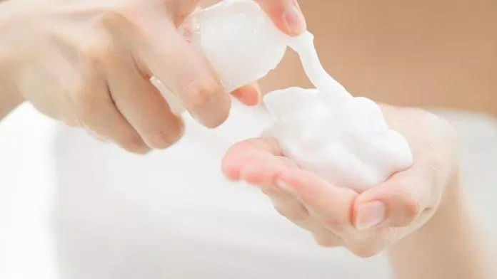Tạo bọt trước khi rửa mặt cũng góp phần giảm khô căng cho làn da (nguồn: internet)