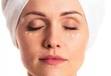 Đôi mắt thâm quầng sẽ khiến cho bạn trông già thêm trước tuổi. (Nguồn: Internet)