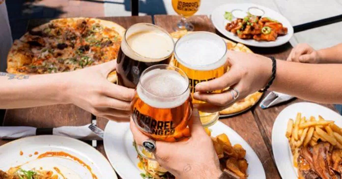Đồ uống có cồn, nước ngọt là "kẻ thù" của men răng. (Ảnh: Internet) Đồ uống có cồn, nước ngọt là "kẻ thù" của men răng. (Ảnh: Internet)