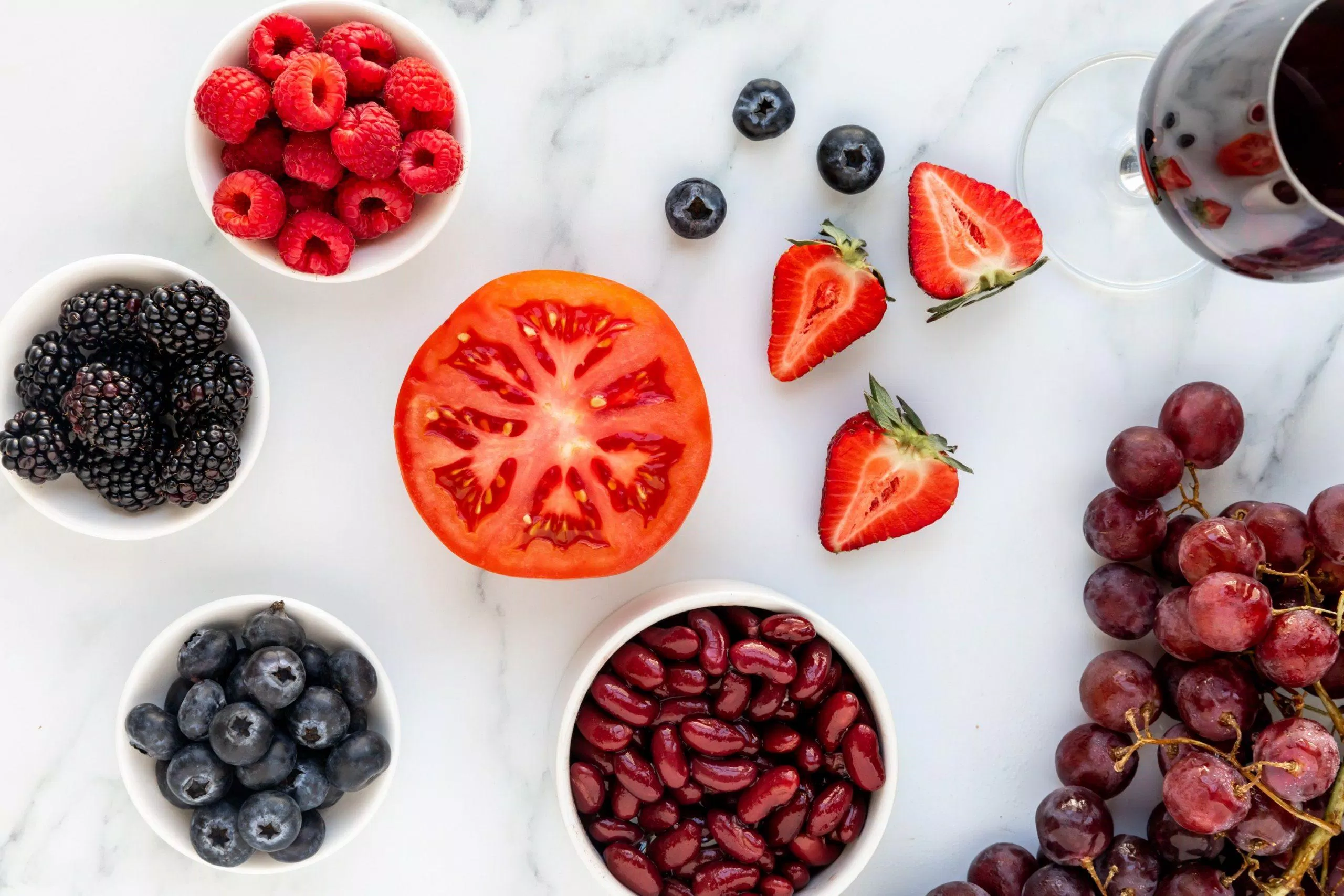 Anthocyanins là hợp chất chống oxy hóa có trong các loại trái cây màu tím, đỏ (ảnh: internet) Anthocyanins là hợp chất chống oxy hóa có trong các loại trái cây màu tím, đỏ (ảnh: internet)