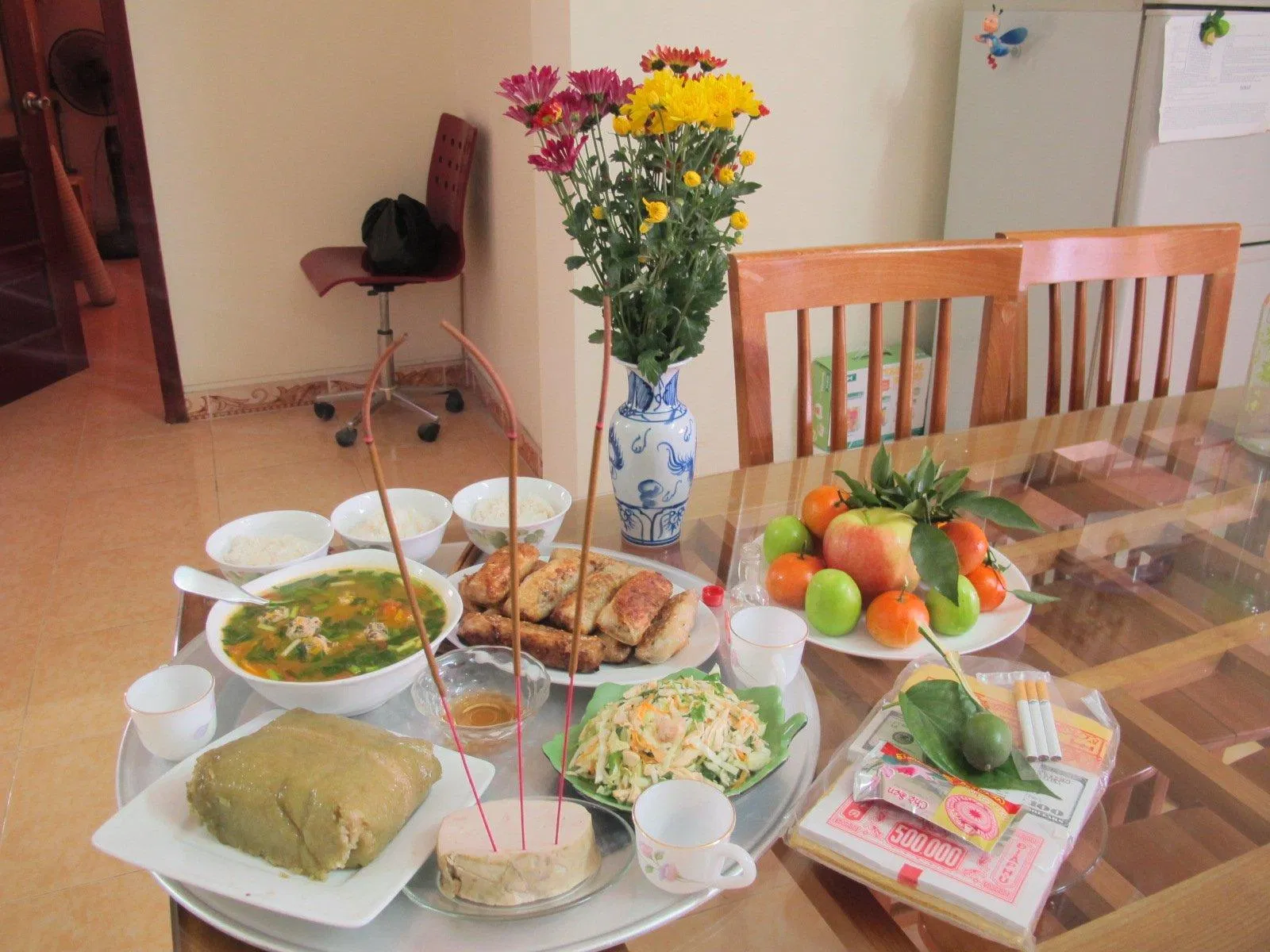 Có thể cúng ông Công ông Táo ở ban thờ hoặc trong bếp. (Ảnh: Internet)