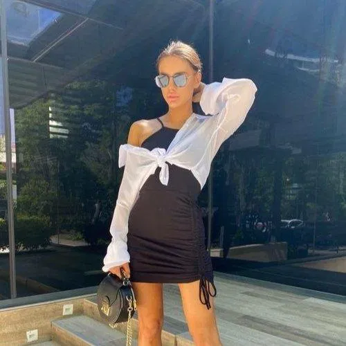 Đầm ôm hai dây cùng áo sơ mi khoác ngoài (nguồn: Internet)