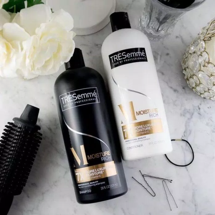 Sản phẩm Treseme moisture rich giúp nuôi dưỡng mái tóc mềm mượt, chắc khỏe từ sâu bên trong ngay tại nhà. (nguồn:Internet).