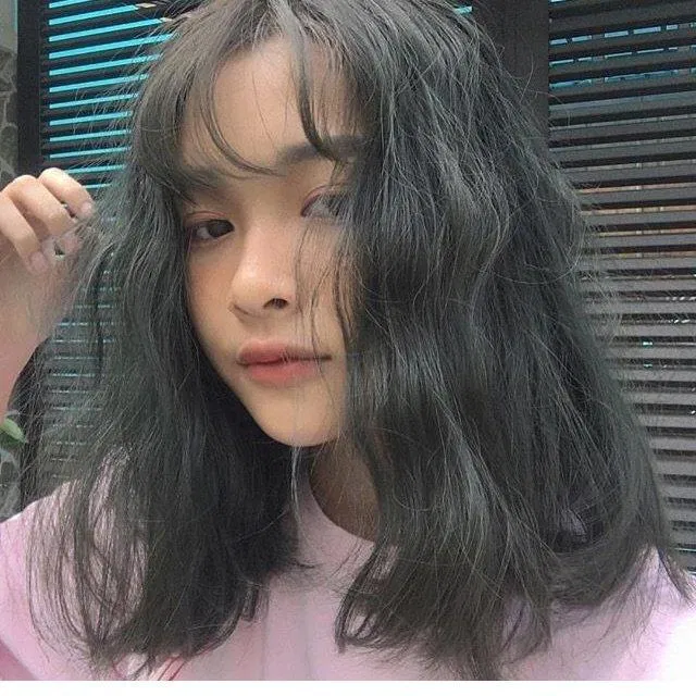 Màu tóc pha trộn giữa tone đen và tone rêu cực kì thu hút (Nguồn: Internet).