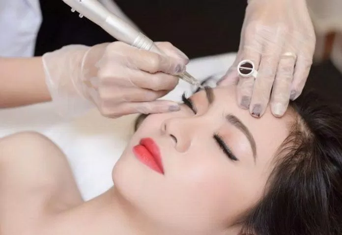 Hãy chọn cơ sở uy tín để điêu khắc chân mày (ảnh: internet) Hãy chọn cơ sở uy tín để điêu khắc chân mày (ảnh: internet)