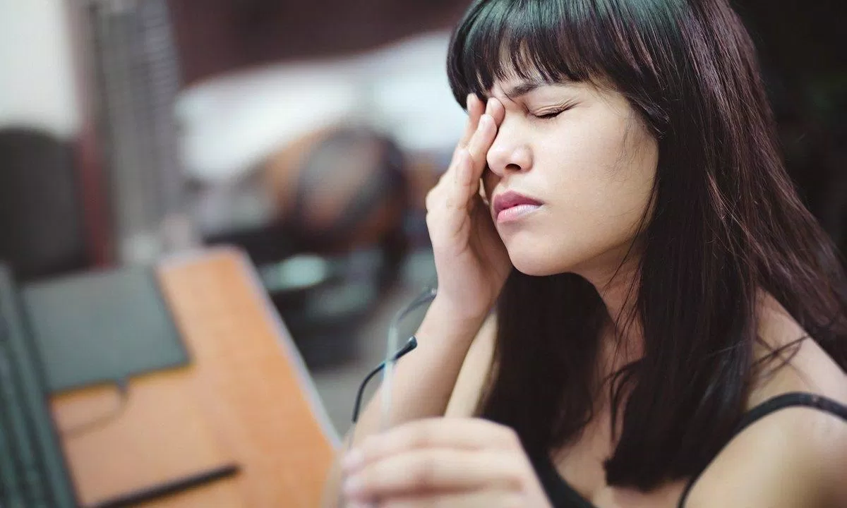 Hạn chế chạm tay và tác động mạnh lên chân mày (ảnh: internet) Hạn chế chạm tay và tác động mạnh lên chân mày (ảnh: internet)