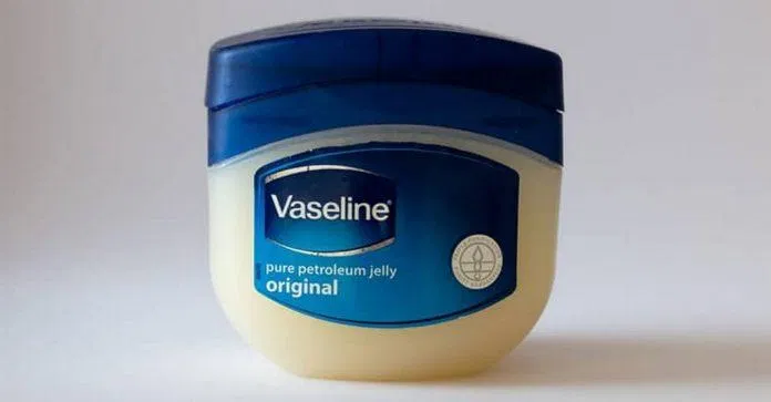 Hãy thoa vaseline khi chân mày đã bong vảy (ảnh: internet) Hãy thoa vaseline khi chân mày đã bong vảy (ảnh: internet)