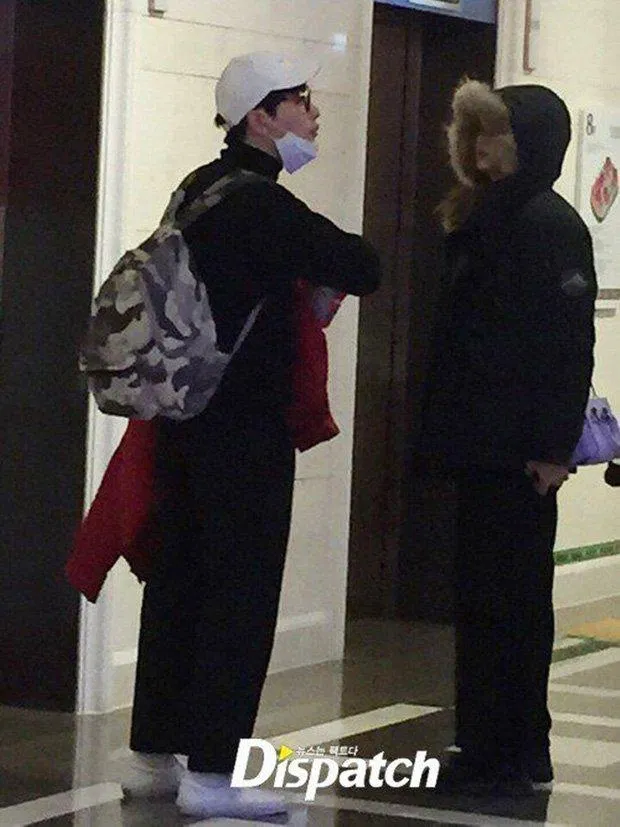 Cặp đôi bị Dispatch "tóm gọn" khi đang hẹn hò (Nguồn: Dispatch). Cặp đôi bị Dispatch "tóm gọn" khi đang hẹn hò (Nguồn: Dispatch).