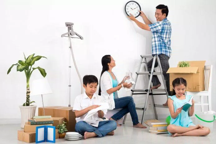 Cảnh gia đình cùng bắt tay dọn dẹp vừa hình thành thói quen cho trẻ tự giác sắp xếp đồ đạc, vừa thể hiện vai trò và trách nhiệm của người lớn trong gia đình (Nguồn: Internet)