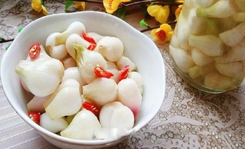 Dưa hành, bắp cải muối và tỏi ngâm chua là món quen thuộc ngày Tết (Nguồn: Internet)