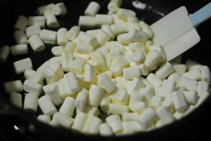 Đun chảy marshmallow ở lửa nhỏ (nguồn: internet)