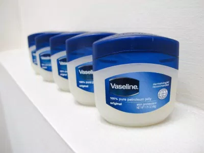 Dưỡng mi với Vaseline (Nguồn: Internet).