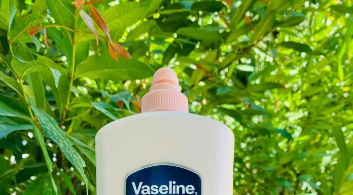Sữa dưỡng thể dưỡng sáng da tức thì VASELINE Healthy Bright Instant Radiance UV Tone-Up Lotion