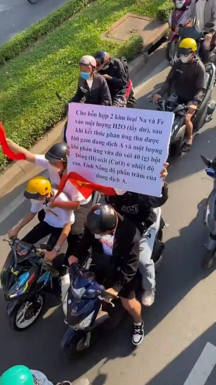 Bạn fan "lầy lội" bất chấp dòng người đông đúc nhờ Thùy Tiên giải đề Hóa hộ (Nguồn: Internet) Bạn fan "lầy lội" bất chấp dòng người đông đúc nhờ Thùy Tiên giải đề Hóa hộ (Nguồn: Internet)