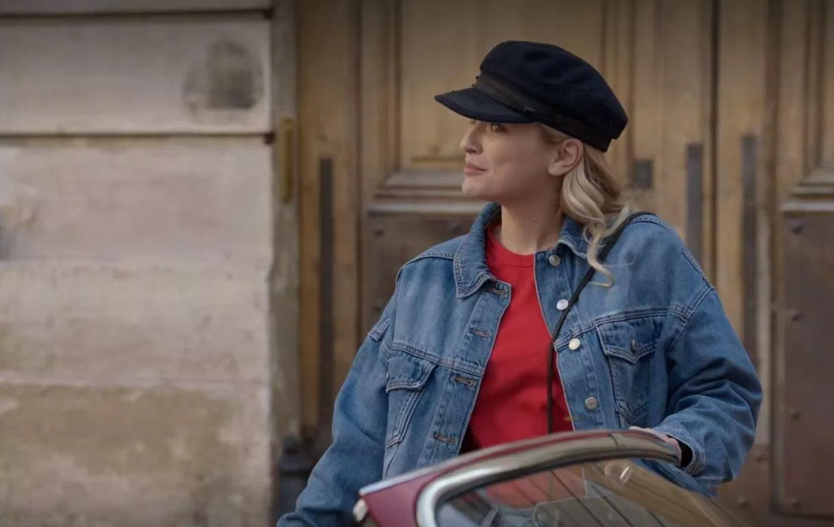 Bụi bặm với Denim Jacket và quần jean, cô không quên tạo điểm nhấn cho set đồ bằng chiếc áo thun đỏ và mũ brando (nguồn ảnh: Internet) Bụi bặm với Denim Jacket và quần jean, cô không quên tạo điểm nhấn cho set đồ bằng chiếc áo thun đỏ và mũ brando (nguồn ảnh: Internet)