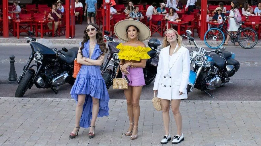 Emily và Cindy ưa những gam màu vàng, xanh thì ngược lại Camille lại trung thành với gam màu trắng tuyệt đối mà vẫn rất nổi bật, thanh lịch. (nguồn ảnh: Internet) Emily và Cindy ưa những gam màu vàng, xanh thì ngược lại Camille lại trung thành với gam màu trắng tuyệt đối mà vẫn rất nổi bật, thanh lịch. (nguồn ảnh: Internet)